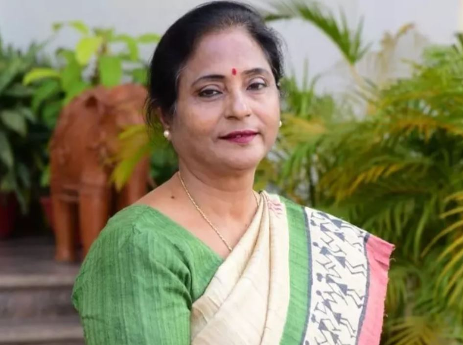 सुरमा पाढ़ी पेशे से वकील हैं।