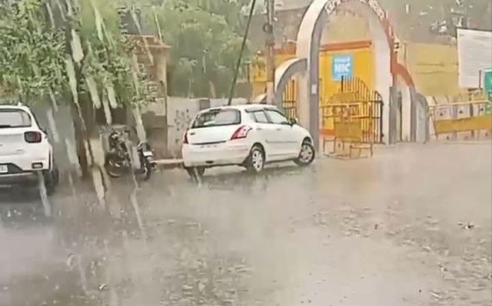 श्रीगंगानगर में कलेक्ट्रेट के सामने बरसात।