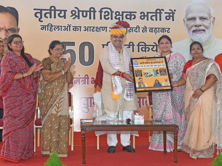 बीजेपी प्रदेश महिला मोर्चा के नेतृत्व में बड़ी संख्या में महिलाएं सीएमआर पहुंचीं और महिला आरक्षण बढ़ाने पर मुख्यमंत्री भजनलाल शर्मा का आभार जताया।