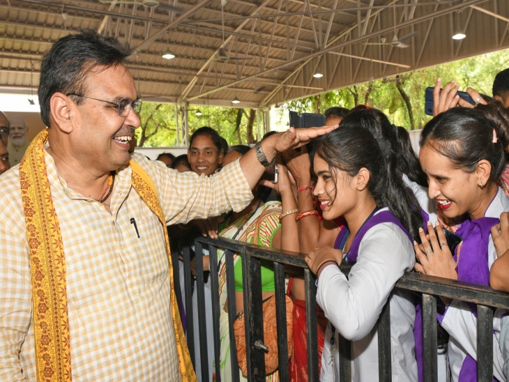 मुख्यमंत्री ने आभार जताने आईं लड़कियों के सिर पर हाथ रख आशीर्वाद दिया।