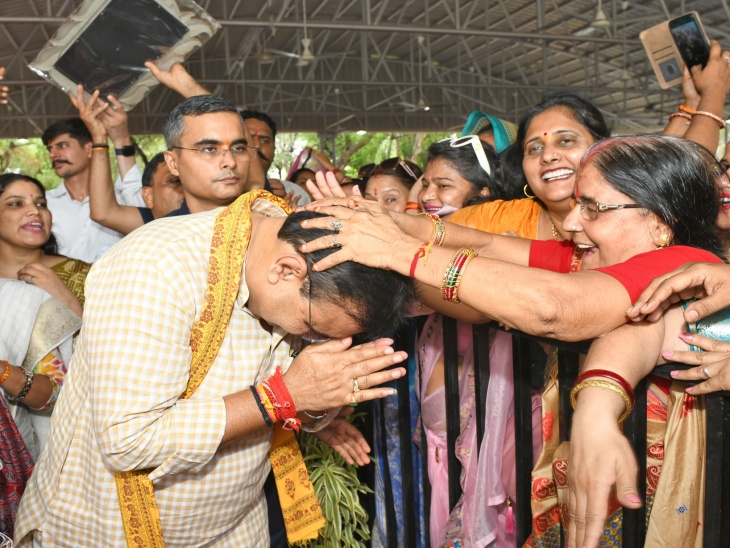 मुख्यमंत्री भजनलाल शर्मा ने आभार जताने आईं महिलाओं से मुलाकात की। इस दौरान एक महिला ने मुख्यमंत्री के सिर पर हाथ रखकर आशीर्वाद दिया।