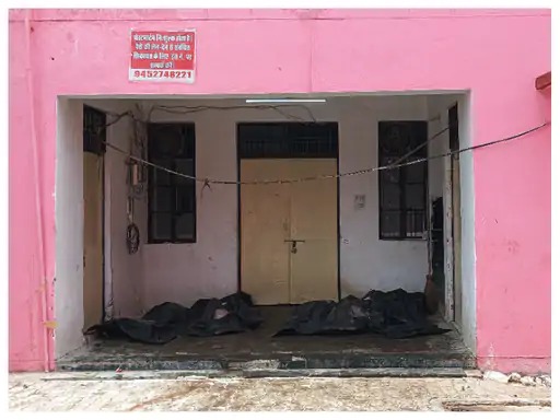शिवपुर पोस्टमॉर्टम हाउस की मॉर्च्युरी में जमीन पर पड़े हैं शव।