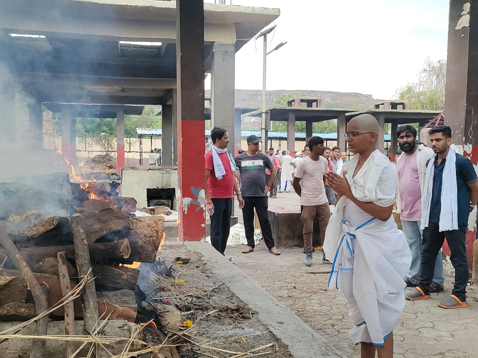 पिता और बड़ी बहनों को परिवार में सबसे छोटे अंश ने मुखाग्नि दी।