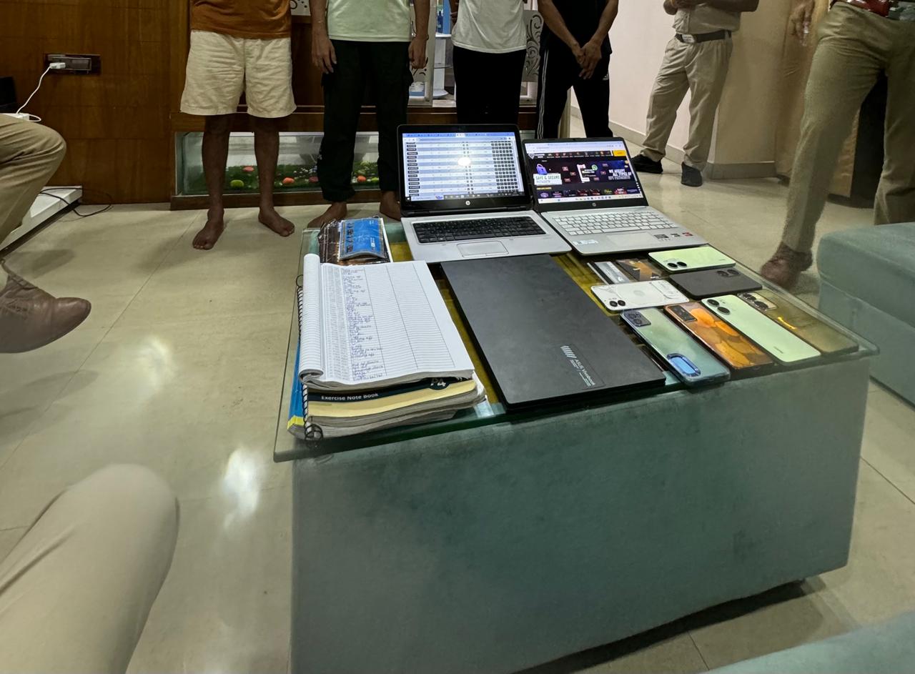 पकड़े गए सटोरियों से बरामद किए गए मोबाइल, लैपटॉप और सट्टे का हिसाब किताब लिखा खाता