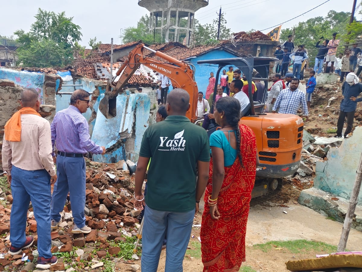प्रशासन की कार्रवाई का लोगों ने किया विरोध।