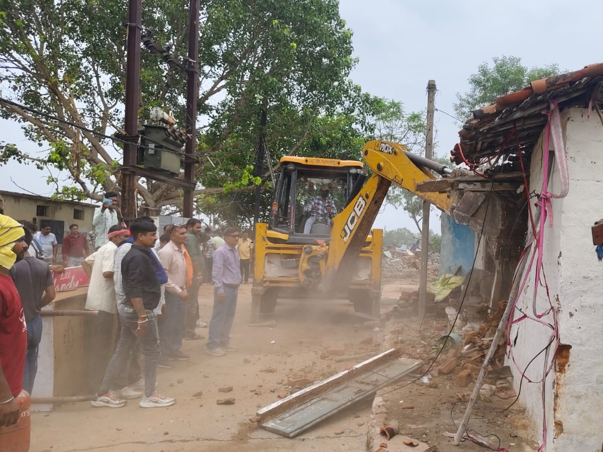 बिलासपुर के चांटीडीह, मेलापारा में प्रशासन ने की अतिक्रमण हटाने की कार्रवाई।