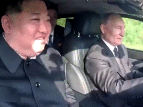 पुतिन कार चलाते हुए हंस-हंस कर किम जोंग से बाते करते नजर आए। - Dainik Bhaskar