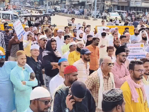 मुस्लिम समाज रायपुर में प्रदर्शन करने सड़क पर उतरा है। लोग आरोपियों की गिरफ्तारी की मांग कर रहे हैं।