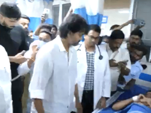 एक्टर विजय अस्पताल में शराब कांड के पीड़ितों से मिलने पहुंचे।