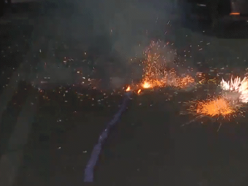 पहली फोटो- केजरीवाल को जमानत मिलने पर आप कार्यकर्ताओं ने दिल्ली में पटाखे फोड़े। दूसरी फोटो 10 मई की है, जब केजरीवाल को अंतिरम जमानत मिली थी। - Dainik Bhaskar