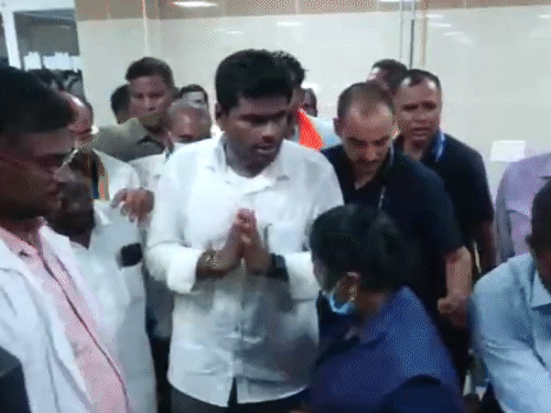 कर्नाटक बीजेपी के अध्यक्ष के. अन्नामलाई शराब कांड के पीड़ितों और उनके परिवार से मुलाकात की।