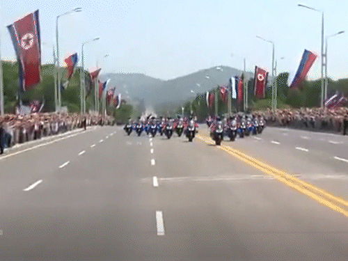 पुतिन के काफिले को देखने उमड़ी भीड़ नजर आई।