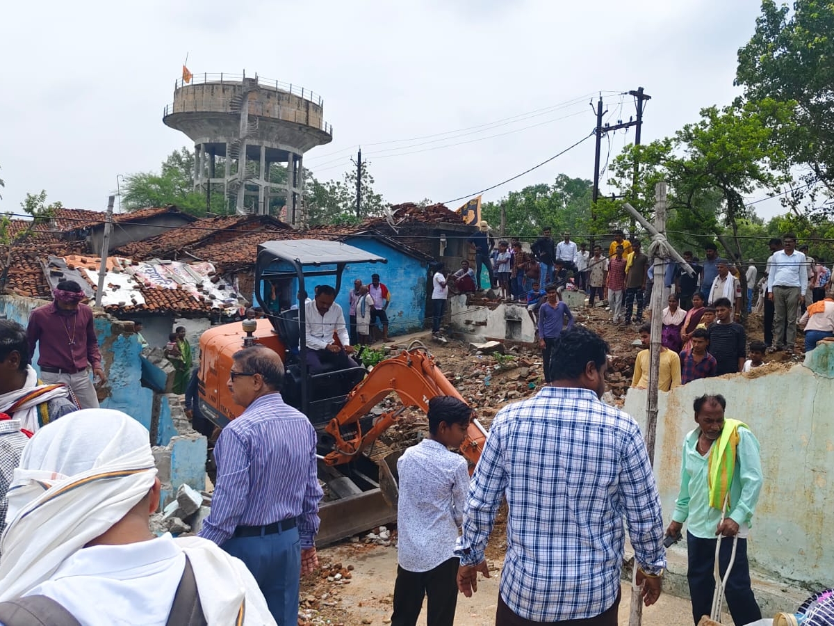 प्रशासन की अतिक्रमण हटाने की कार्रवाई के दौरान मचा बवाल।