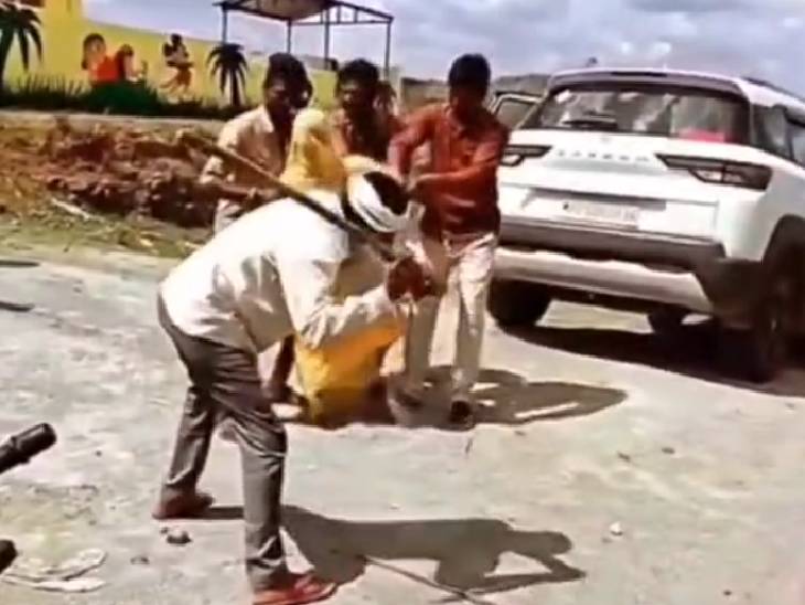 ધારમાં એક મહિલાને જાહેરમાં લાકડીઓ વડે મારવામાં આવતી હોવાનો વીડિયો સામે આવ્યો છે.