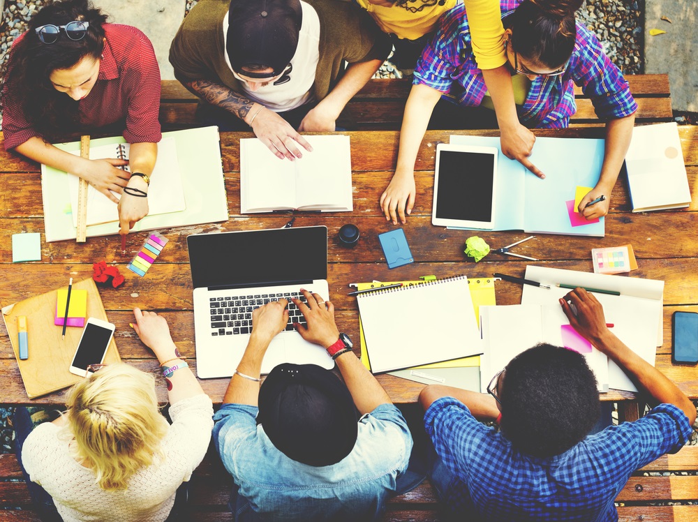 अमेरिका में 2 लाख से अधिक भारतीय स्टूडेंट्स ग्रैडुएशन और पोस्ट ग्रैडुएशन की पढ़ाई कर रहे हैं।