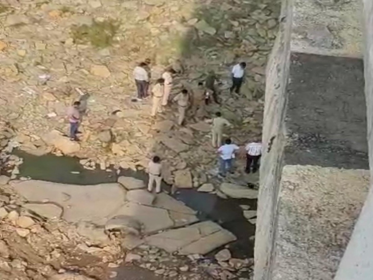 पुल के नीचे महानदी में एक युवक की लाश मिली थी। अगले दिन पुलिस की टीम भी जांच ले किए पहुंची।