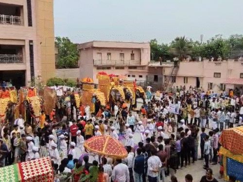 Lord Jagannath jalyatra held in Ahmedabad | अहमदाबाद में भगवान जगन्नाथ की  जलयात्रा: 108 कलश में लाए जल से हुआ अभिषेक, अब 7 जुलाई को निकलेगी रथ यात्रा  - Gujarat News | Dainik ...