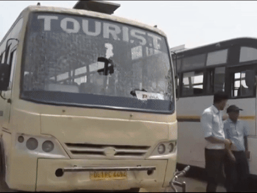 पथराव के बाद टूटे बसों के शीशे।