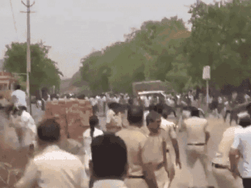पथराव के बाद भागते पुलिस कर्मचारी।