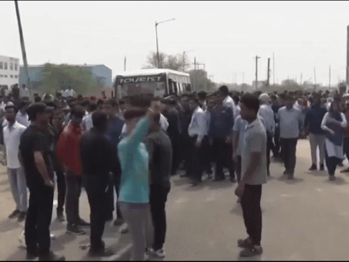 मौके पर जमा प्रदर्शनकारियों की भीड़।