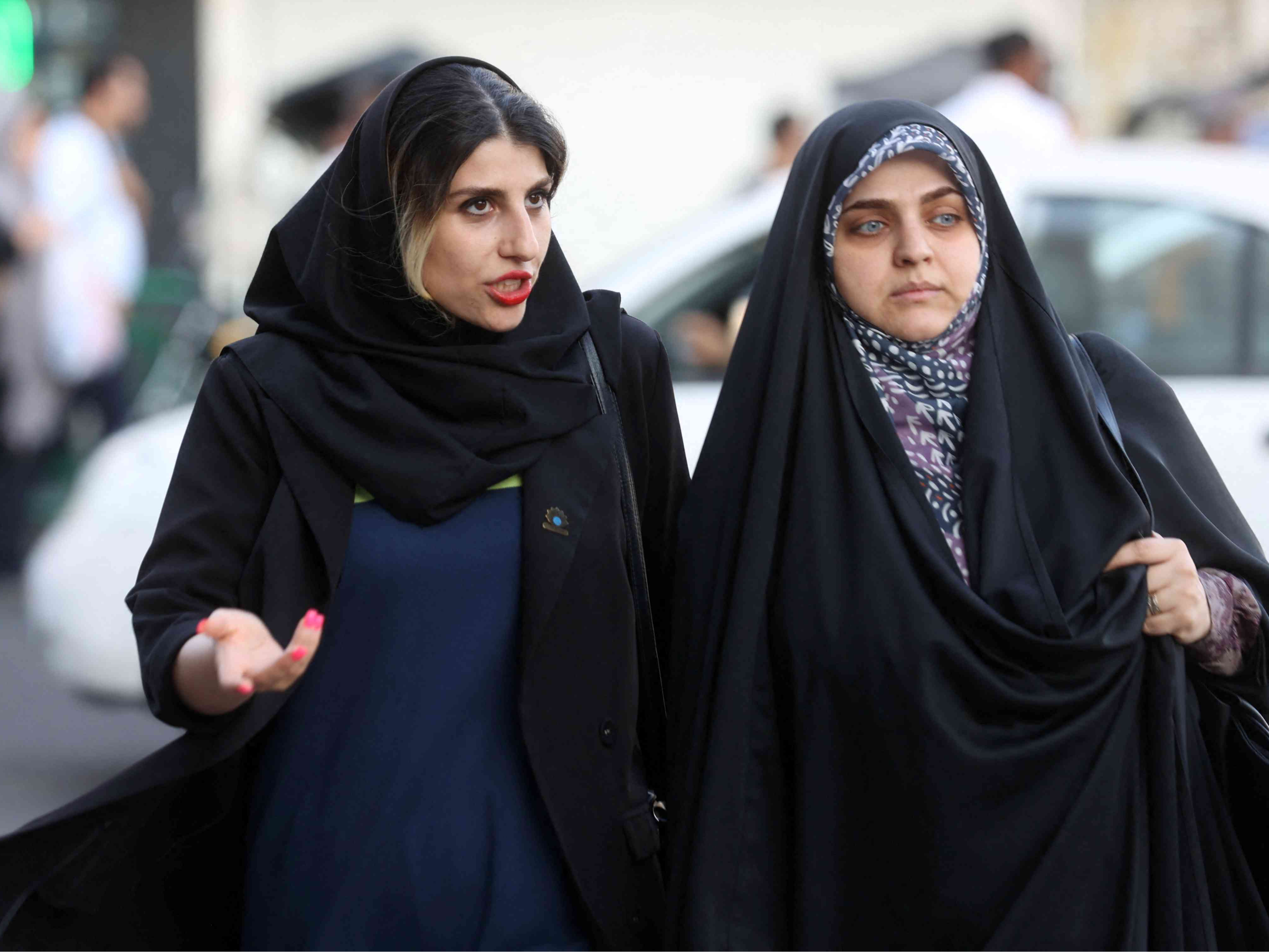 हिजाब पर सख्ती 2007 में शुरू हुई थी, जब ताजिक शिक्षा मंत्रालय ने छात्रों के लिए इस्लामी कपड़ों और पश्चिमी शैली की मिनी स्कर्ट दोनों पर प्रतिबंध लगा दिया था। - Dainik Bhaskar