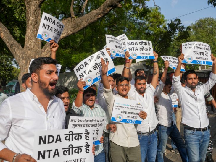 तस्वीर 13 जून की है, जब NSUI के सदस्यों ने दिल्ली के जंतर-मंतर पर NEET-UG परीक्षा में कथित गड़बड़ियों को लेकर दोबारा परीक्षा की मांग करते हुए विरोध-प्रदर्शन किया। - Dainik Bhaskar