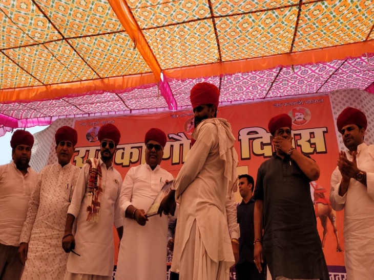 कार्यक्रम में केंद्रीय मंत्री को स्मृति चिह्न भेंट कर सम्मानित करते समाज के लोग।