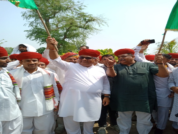 शोभायात्रा को हरी झंडी दिखा रवाना करते केंद्रीय मंत्री भूपेंद्र यादव व वन मंत्री संजय शर्मा।