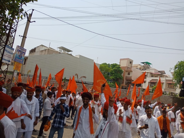 रेबारी समाज के लोग इस तरह शोभा यात्रा में सज धकर निकले।