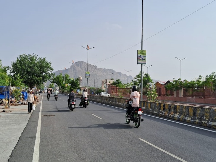 अजमेर में शुक्रवार को बारिश के बाद आज सुबह मौसम साफ रहा। पुष्कर रोड से गुजरते वाहन चालक।