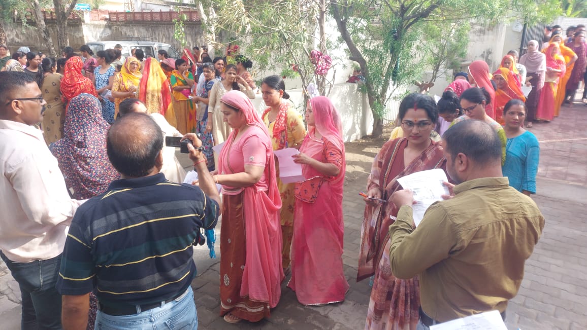 परीक्षा केन्द्र पर चेकिंग के बाद दी गई एन्ट्री।