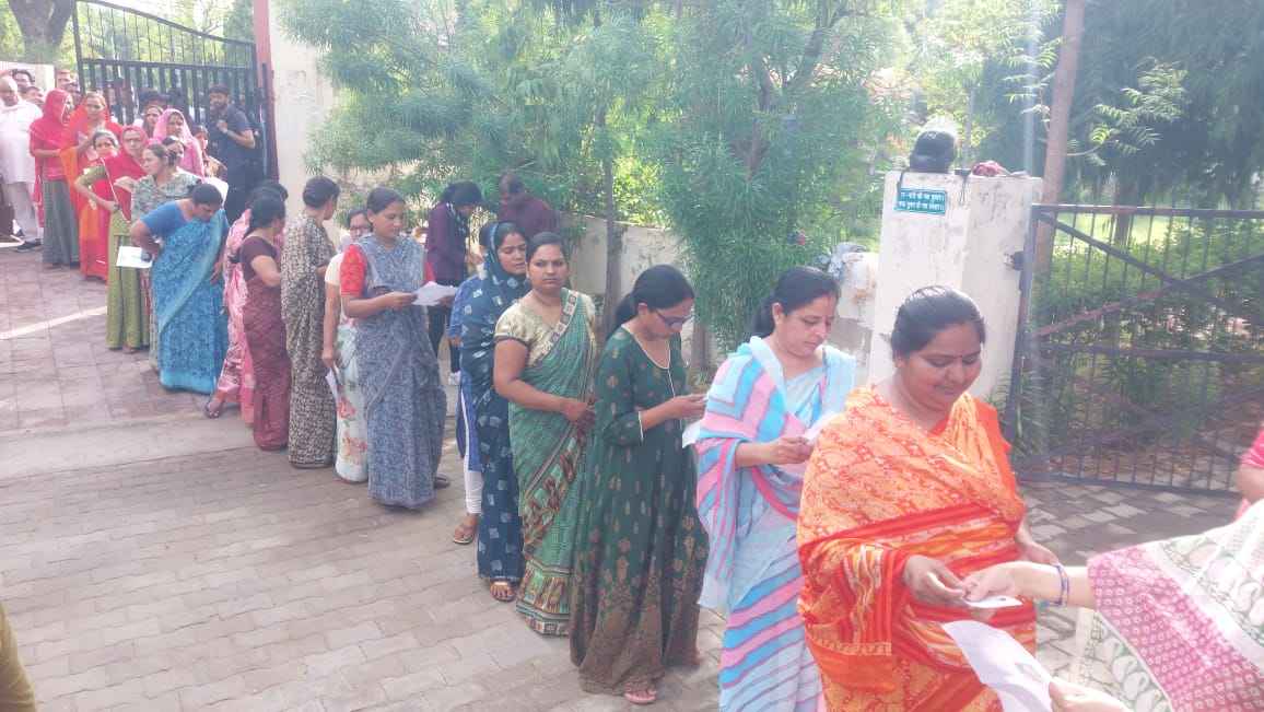 परीक्षा केन्द्र पर लगी कतार।