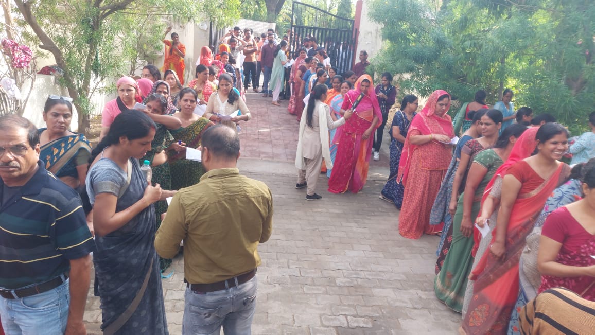 परीक्षा केन्द्र पर चेकिंग के बाद मिली एन्ट्री।