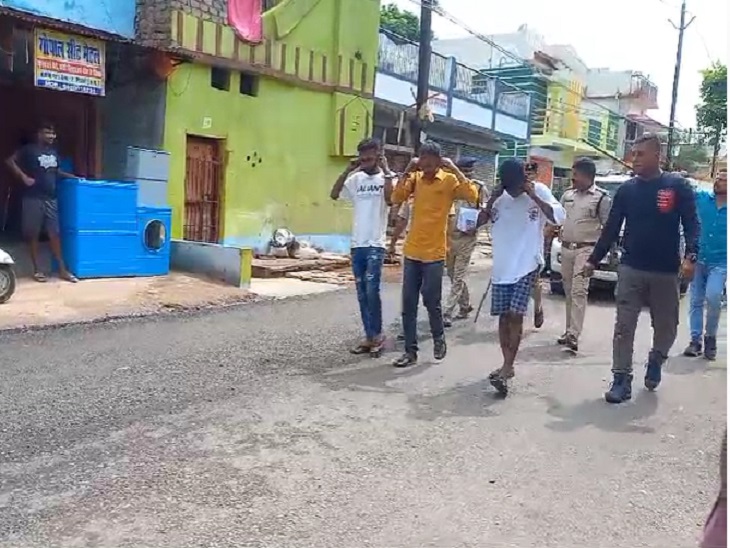 आरोपियों का जुलूस निकालती पुलिस। - Dainik Bhaskar