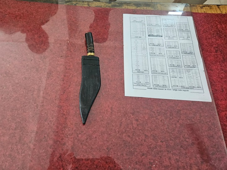 चाकू मारने वाले आरोपी के पास से जब्त चाकू।