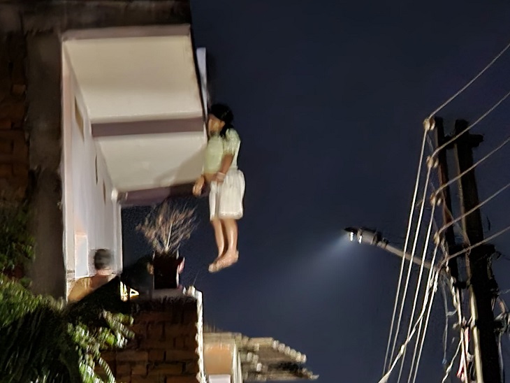 महिला का शव फंदे से झूलते हुए। - Dainik Bhaskar