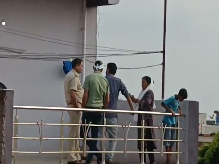 मौके पर जांच करने पहुंची सुपेला थाना पुलिस।