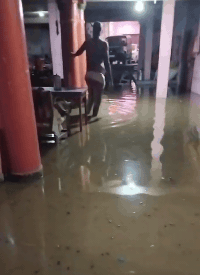 बिरला धर्मशाला के सामने मंदिर में सीवर का गंदा पानी भर गया है।