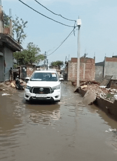 शहर की ओर जाने वाली सड़कों पर भी पानी भर गया है।