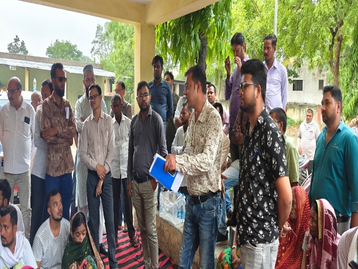 नगर पालिका ऑफिस के गेट पर विधायक के साथ लोगों ने दिया धरना।