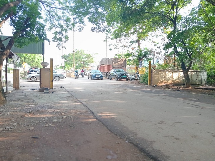 सूर्या विहार कॉलोनी के मुख्य गेट को हटाया गया। - Dainik Bhaskar