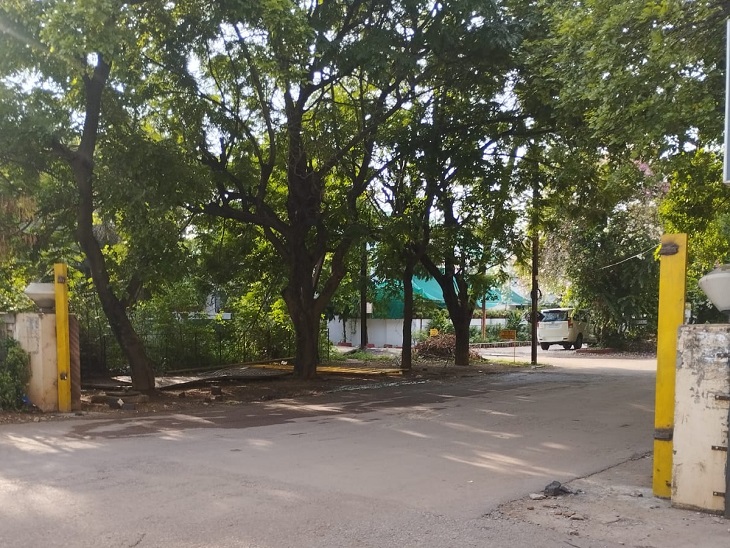 कॉलोनी में लगे लोहे के 60 फीट चौड़े गेट को काटकर निकाला गया।