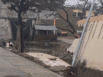 शनिवार रात हुई बारिश में अयोध्या धाम रेलवे स्टेशन की करीब 20 मीटर लंबी बाउंड्री वॉल ढह गई थी।