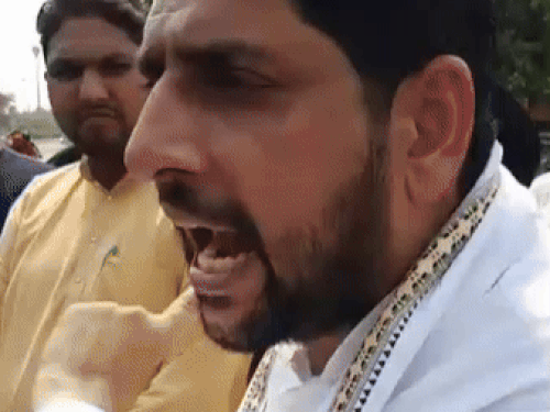 नगर निगम के जोनल ऑफिस के बाहर हंगामा करते हुए शीतल अंगुराल। - Dainik Bhaskar