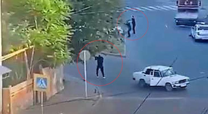 मीडिया रिपोर्ट्स में दावा किया जा रहा है कि सड़क पर फायरिंग कर रहे ये लोग हमलावर थे।