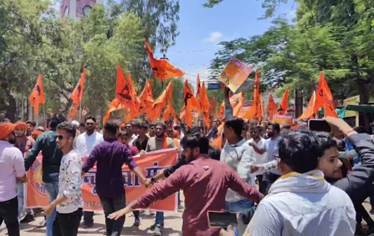 सुबह हिंदू संगठनों ने रैली निकालकर कलेक्ट्रेट का घेराव किया।