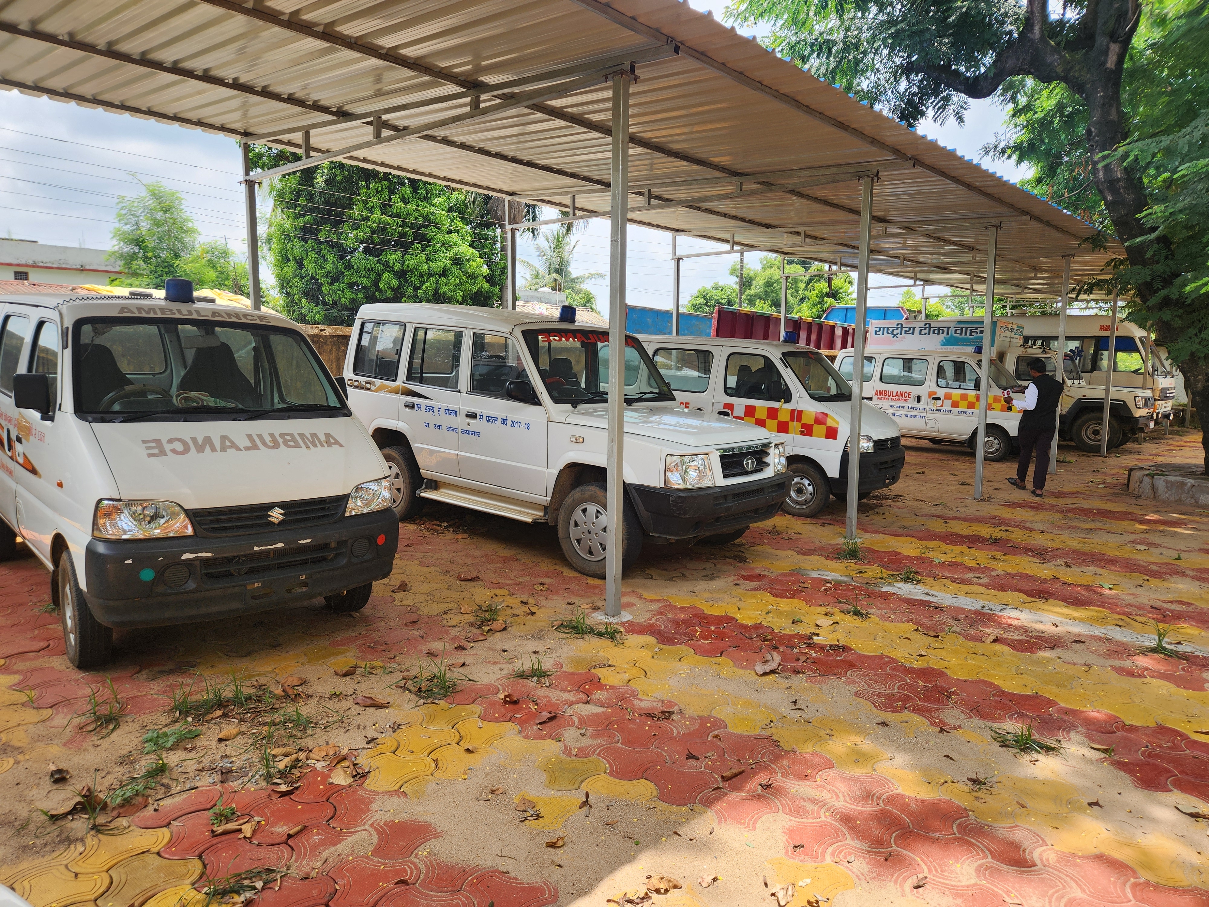 स्वास्थ्य विभाग के दफ्तर के आगे खड़ी-खड़ी कबाड़ हो रही गाड़ियां।