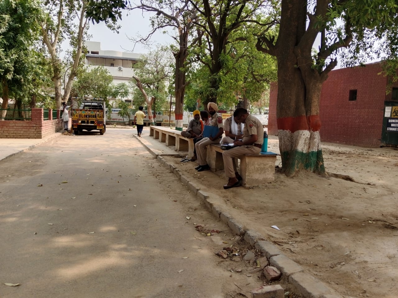 शवों के पोस्टमार्टम के लिए पहुंची पुलिस।