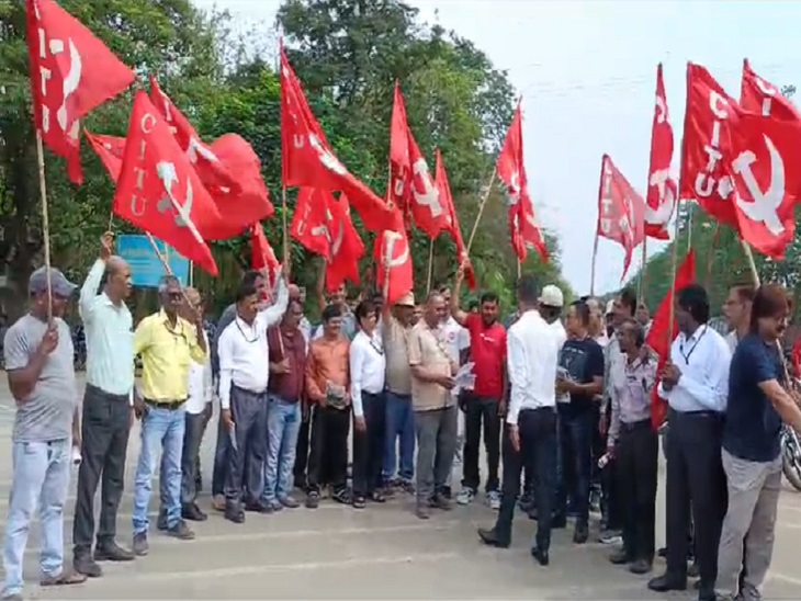 बोरिया गेट पर प्रदर्शन करते हुए सीटू के कार्यकर्ता - Dainik Bhaskar