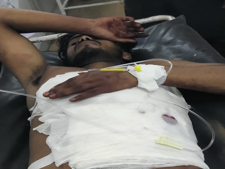 घायल युवक का अस्पताल में चल रहा इलाज। - Dainik Bhaskar